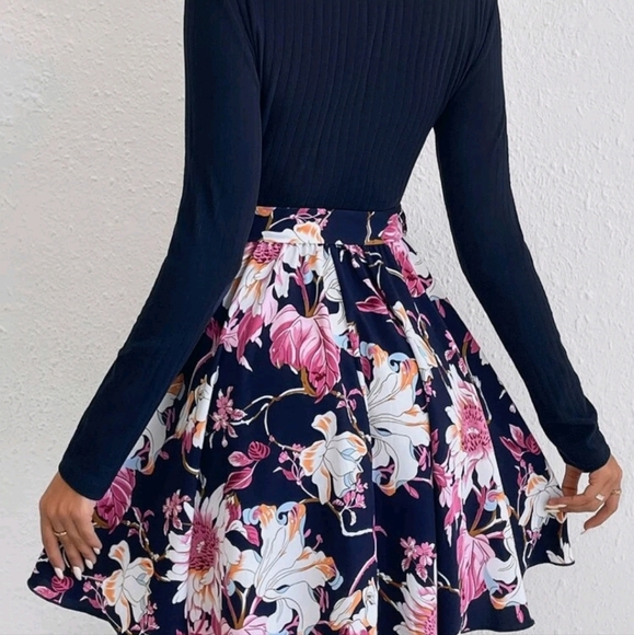 NWT navy and floral mock-neck flowy floral dress, size medium. - Picture 4 of 9